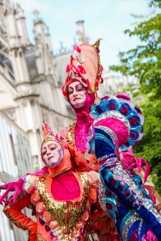 Steltloopacts steltentheater boekt  u bij www.kwekel-evenementen.nl