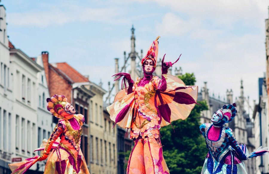 Steltloopacts steltentheater boekt  u bij www.kwekel-evenementen.nl