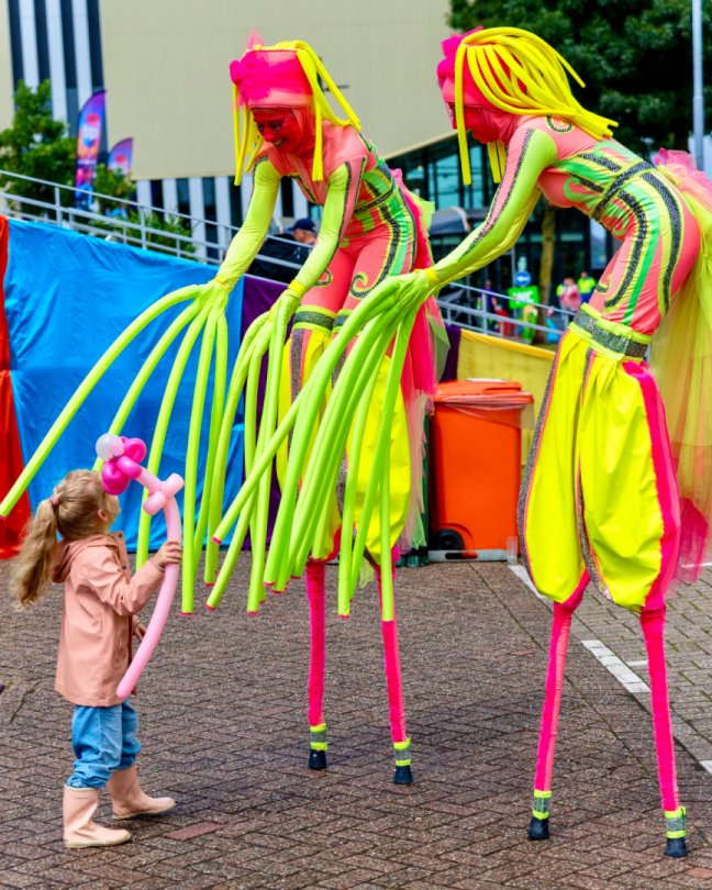 Steltloopacts steltentheater te boeken bij www.kwekel-evenementen.nl