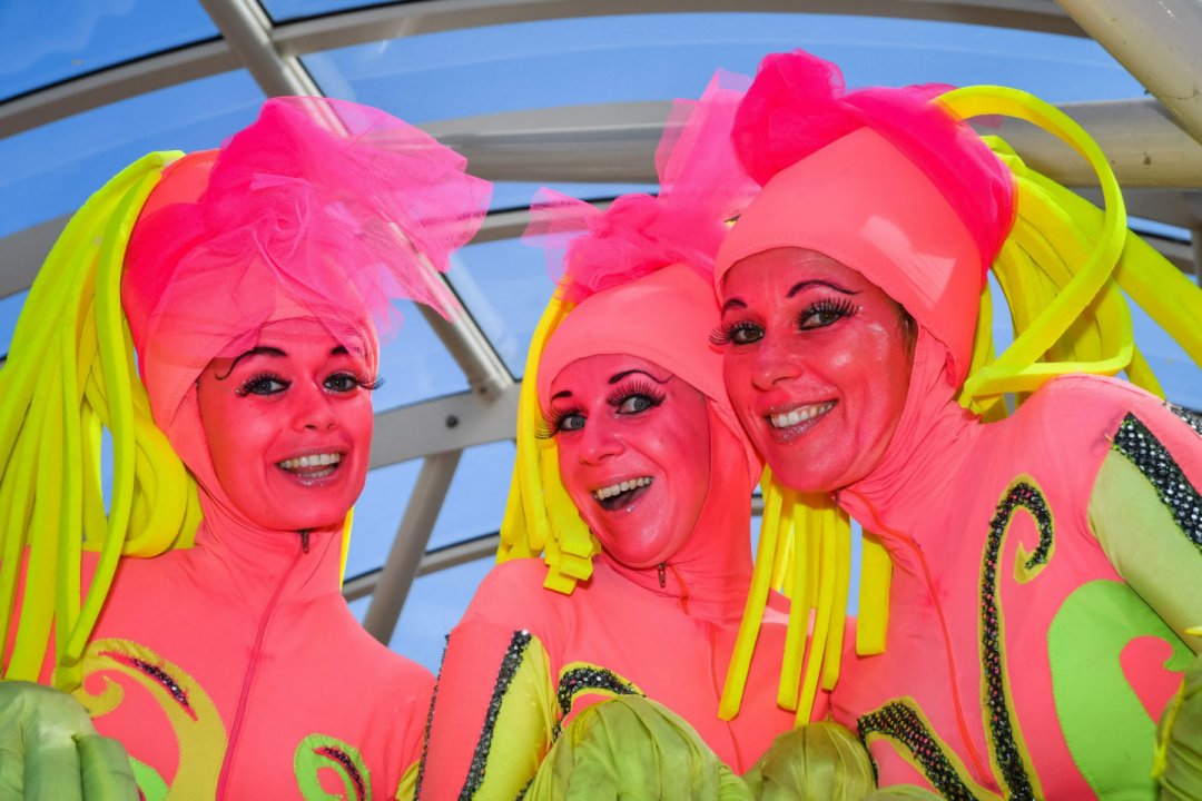 Steltloopacts steltentheater te boeken bij www.kwekel-evenementen.nl