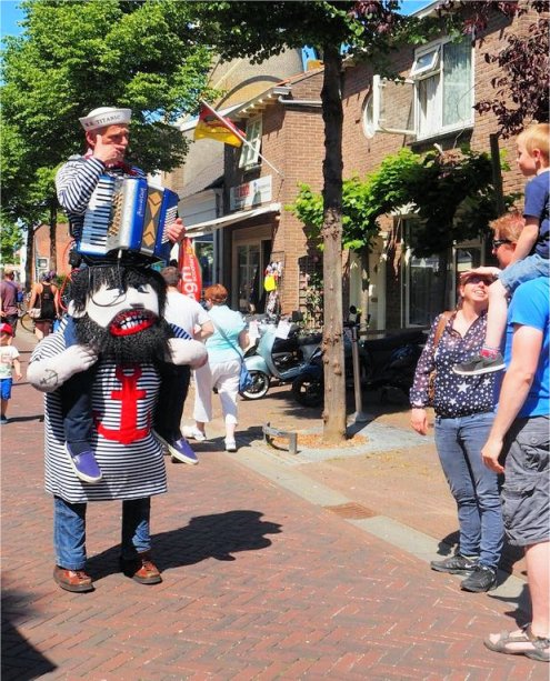 Steltloopacts steltentheater te boeken bij www.kwekel-evenementen.nl