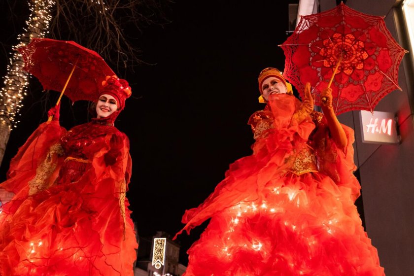 Steltloopacts steltentheater boekt  u bij www.kwekel-evenementen.nl