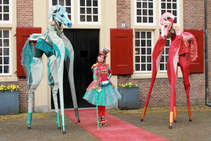 Steltloopacts boekt u bij www.kwekel-evenementen.nl 