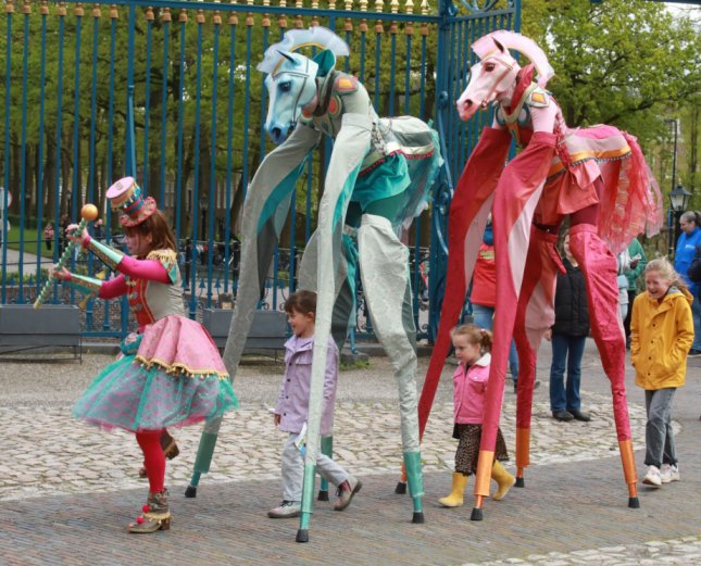 Steltloopacts boekt u bij www.kwekel-evenementen.nl