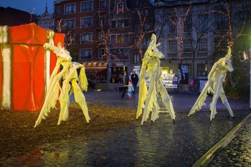 Steltloopacts steltentheater boekt  u bij www.kwekel-evenementen.nl