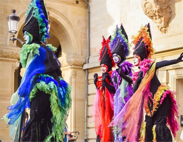 Steltloopacts steltentheater boekt  u bij www.kwekel-evenementen.nl