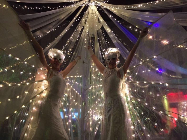 Steltloopacts steltentheater boekt  u bij www.kwekel-evenementen.nl