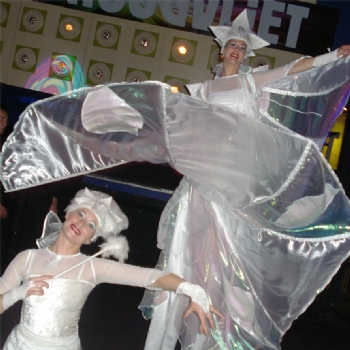 Steltloopacts steltentheater boekt  u bij www.kwekel-evenementen.nl