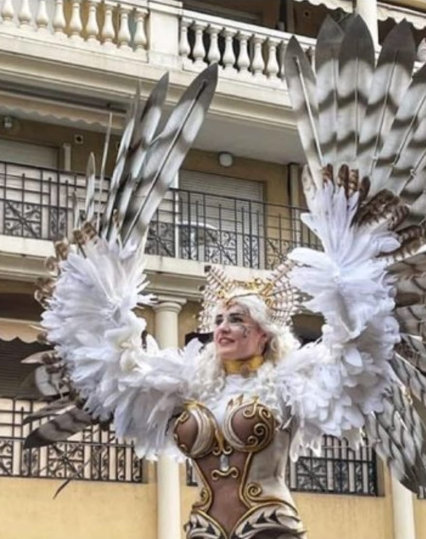 Steltloopacts boekt u bij www.kwekel-evenementen.nl 