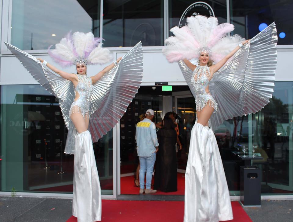 Steltloopacts steltentheater te boeken bij www.kwekel-evenementen.nl
