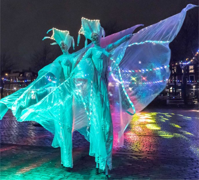 Steltloopacts steltentheater boekt  u bij www.kwekel-evenementen.nl