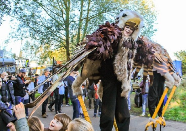 Steltloopacts steltentheater te boeken bij www.kwekel-evenementen.nl