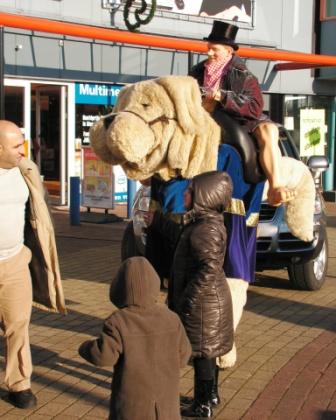 Steltloopacts steltentheater boekt  u bij www.kwekel-evenementen.nl