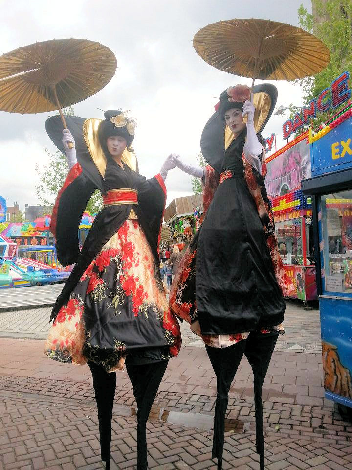 Steltloopacts steltentheater boekt  u bij www.kwekel-evenementen.nl