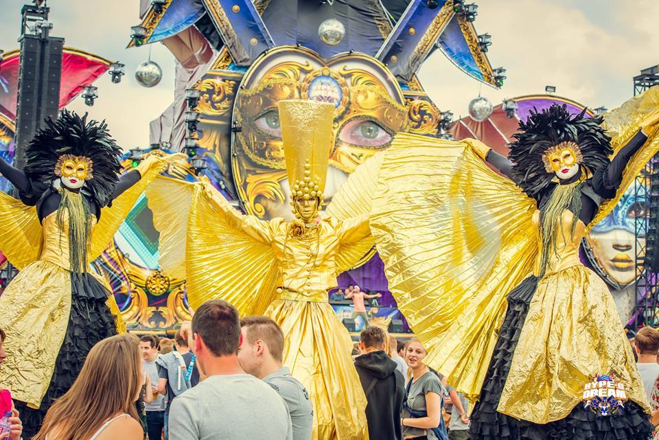 Steltloopacts steltentheater te boeken bij www.kwekel-evenementen.nl