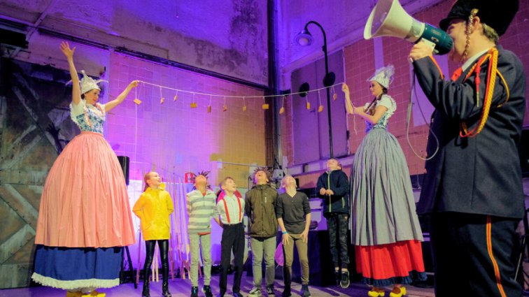  Steltloopacts steltentheater boekt  u bij www.kwekel-evenementen.nl