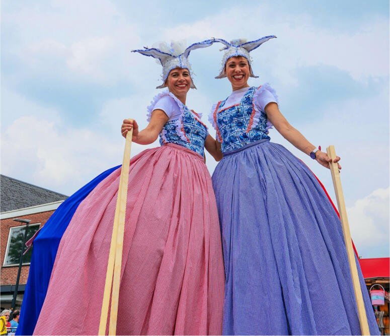 Steltloopacts steltentheater boekt  u bij www.kwekel-evenementen.nl