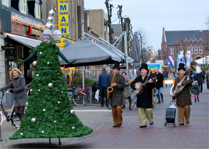 Steltloopacts steltentheater te boeken bij www.kwekel-evenementen.nl