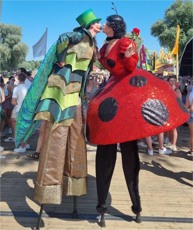 Lone Bugs Steltlopers theater / Steltloopacts www.kwekel-evenementen.nl