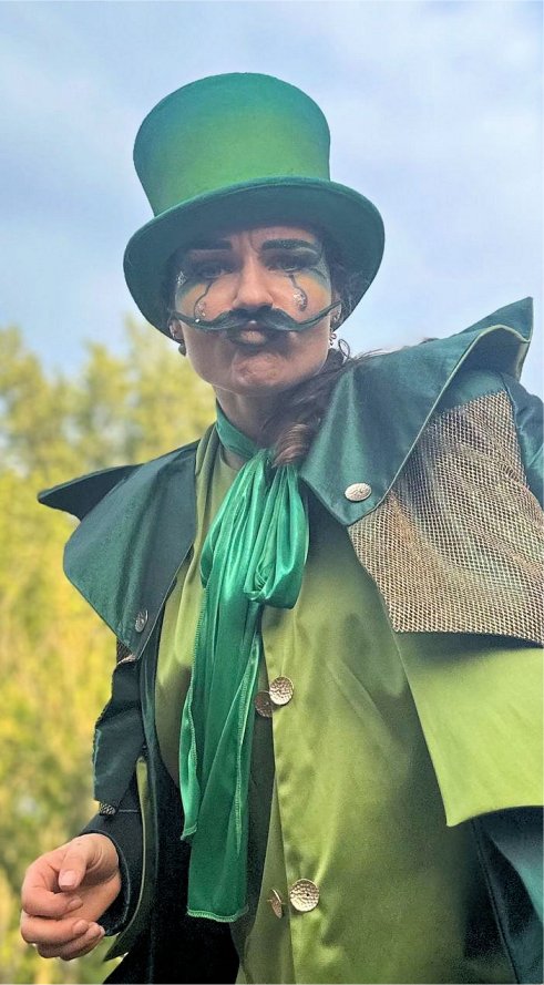 Lone Bugs Steltlopers theater / Steltloopacts www.kwekel-evenementen.nl