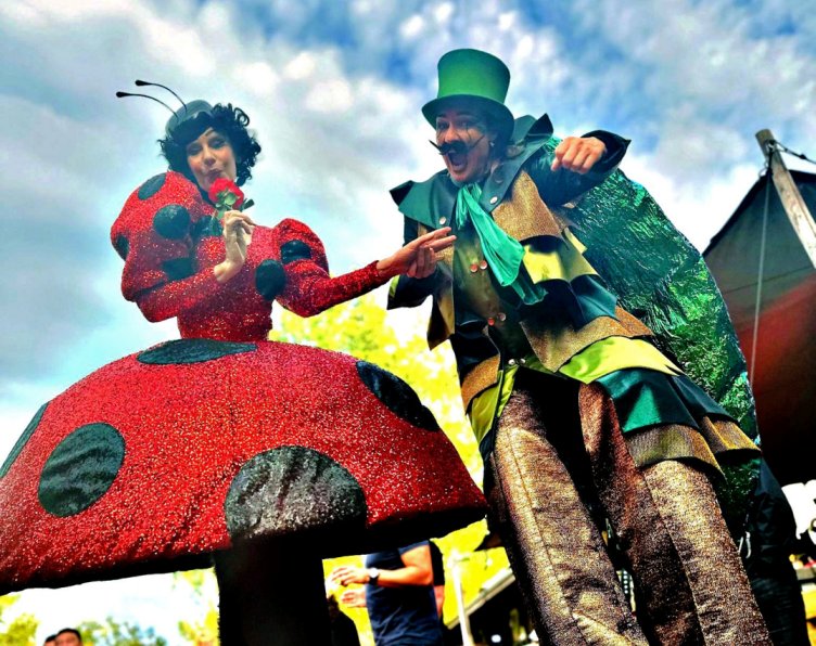 Lone Bugs Steltlopers theater / Steltloopacts www.kwekel-evenementen.nl