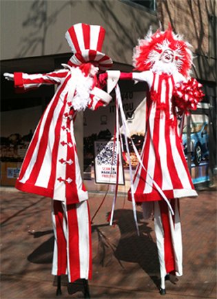 Steltloopacts steltentheater boekt  u bij www.kwekel-evenementen.nl