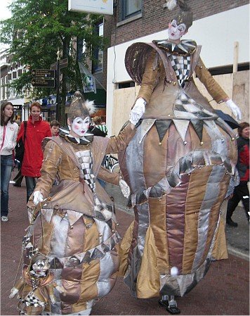 Steltloopacts boekt u bij www.kwekel-evenementen.nl 