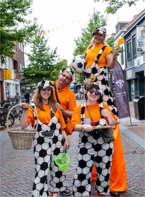 Steltloopacts steltentheater te boeken bij www.kwekel-evenementen.nl