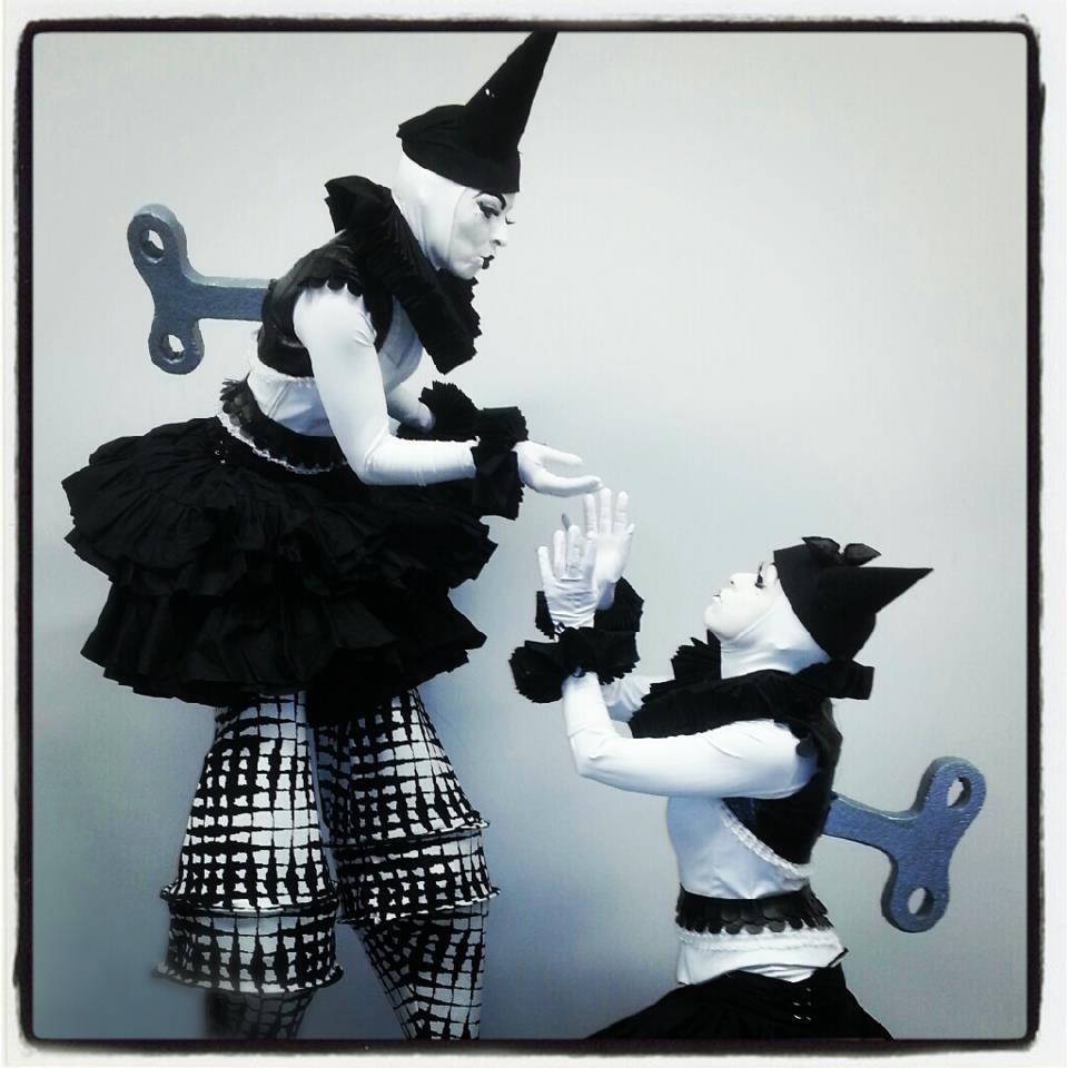 Steltloopacts steltentheater te boeken bij www.kwekel-evenementen.nl