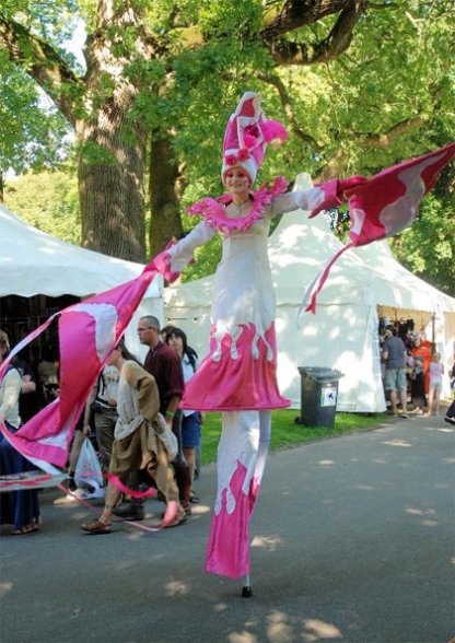 Steltloopacts steltentheater boekt  u bij www.kwekel-evenementen.nl