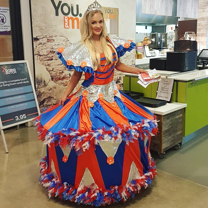 Steltloopacts steltentheater te boeken bij www.kwekel-evenementen.nl