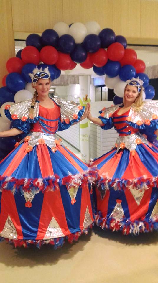 Steltloopacts steltentheater te boeken bij www.kwekel-evenementen.nl