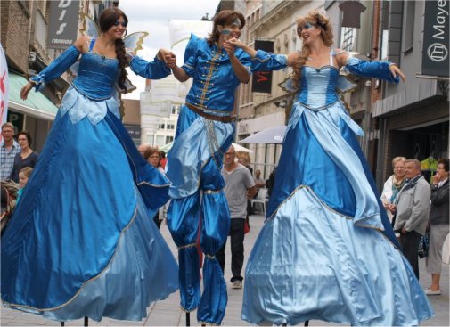 Steltloopacts steltentheater boekt  u bij www.kwekel-evenementen.nl