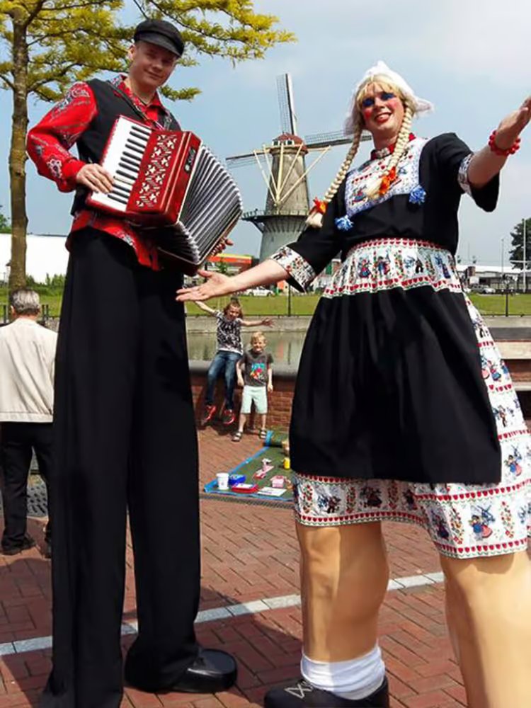 Steltloopacts steltentheater boekt  u bij www.kwekel-evenementen.nl