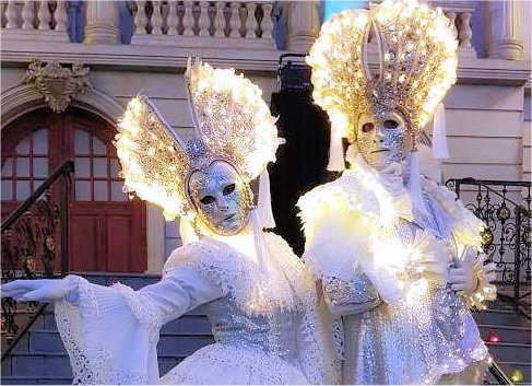 Steltloopacts steltentheater boekt  u bij www.kwekel-evenementen.nl