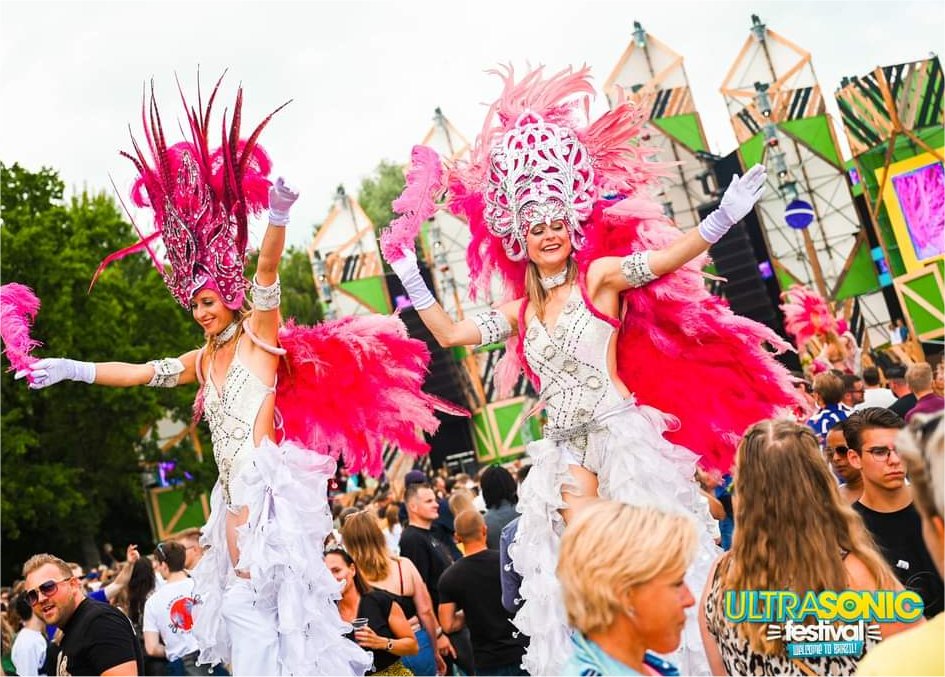 Steltloopacts steltentheater te boeken bij www.kwekel-evenementen.nl