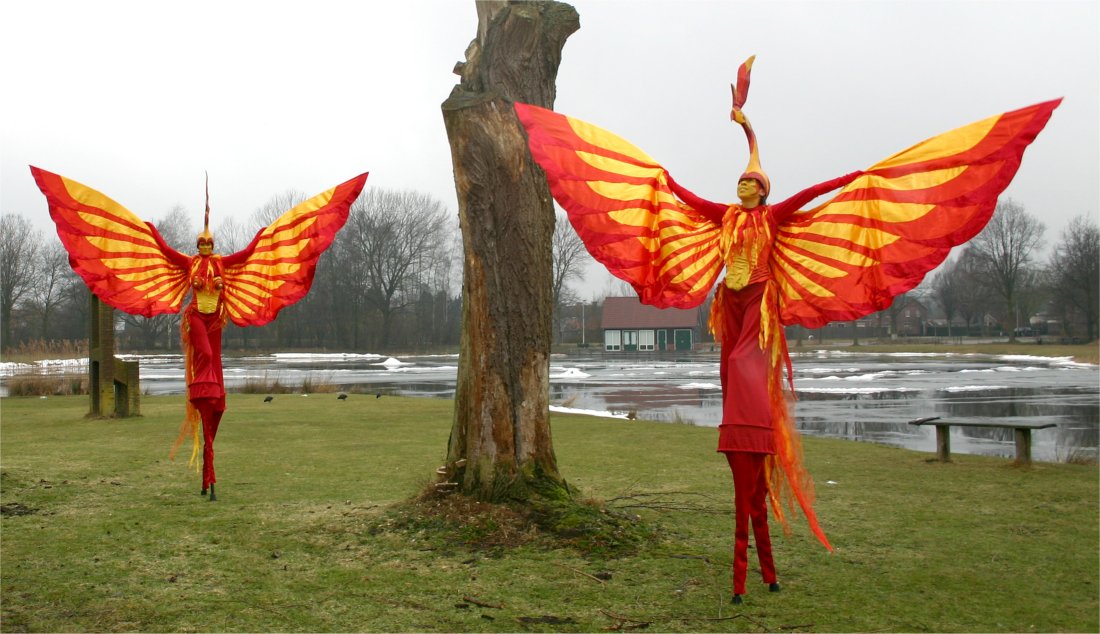 Steltloopacts steltentheater te boeken bij www.kwekel-evenementen.nl