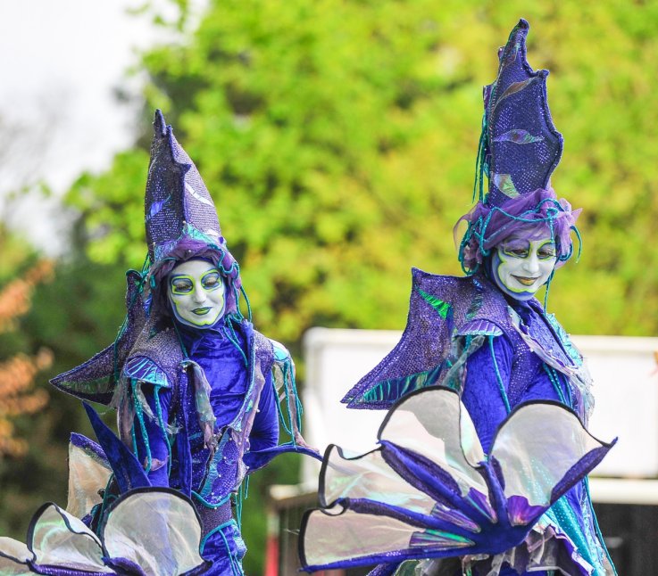 Steltloopacts steltentheater boekt  u bij www.kwekel-evenementen.nl