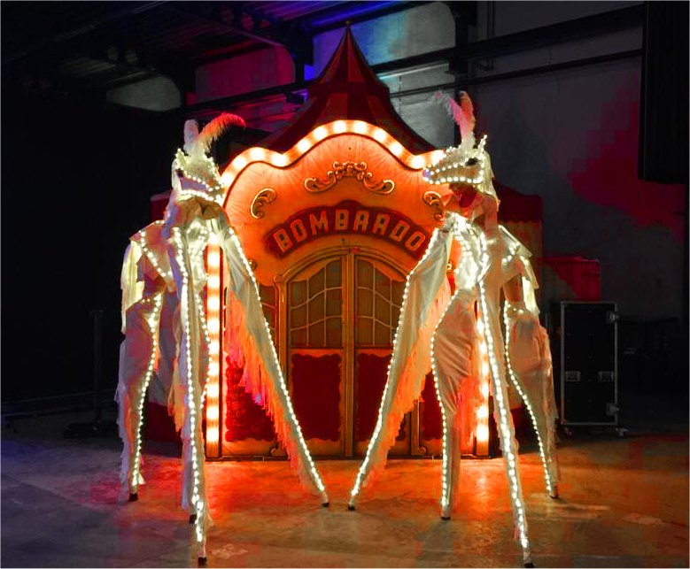 Steltloopacts steltentheater boekt  u bij www.kwekel-evenementen.nl