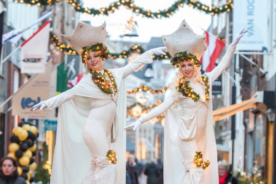 Steltloopacts steltentheater boekt  u bij www.kwekel-evenementen.nl